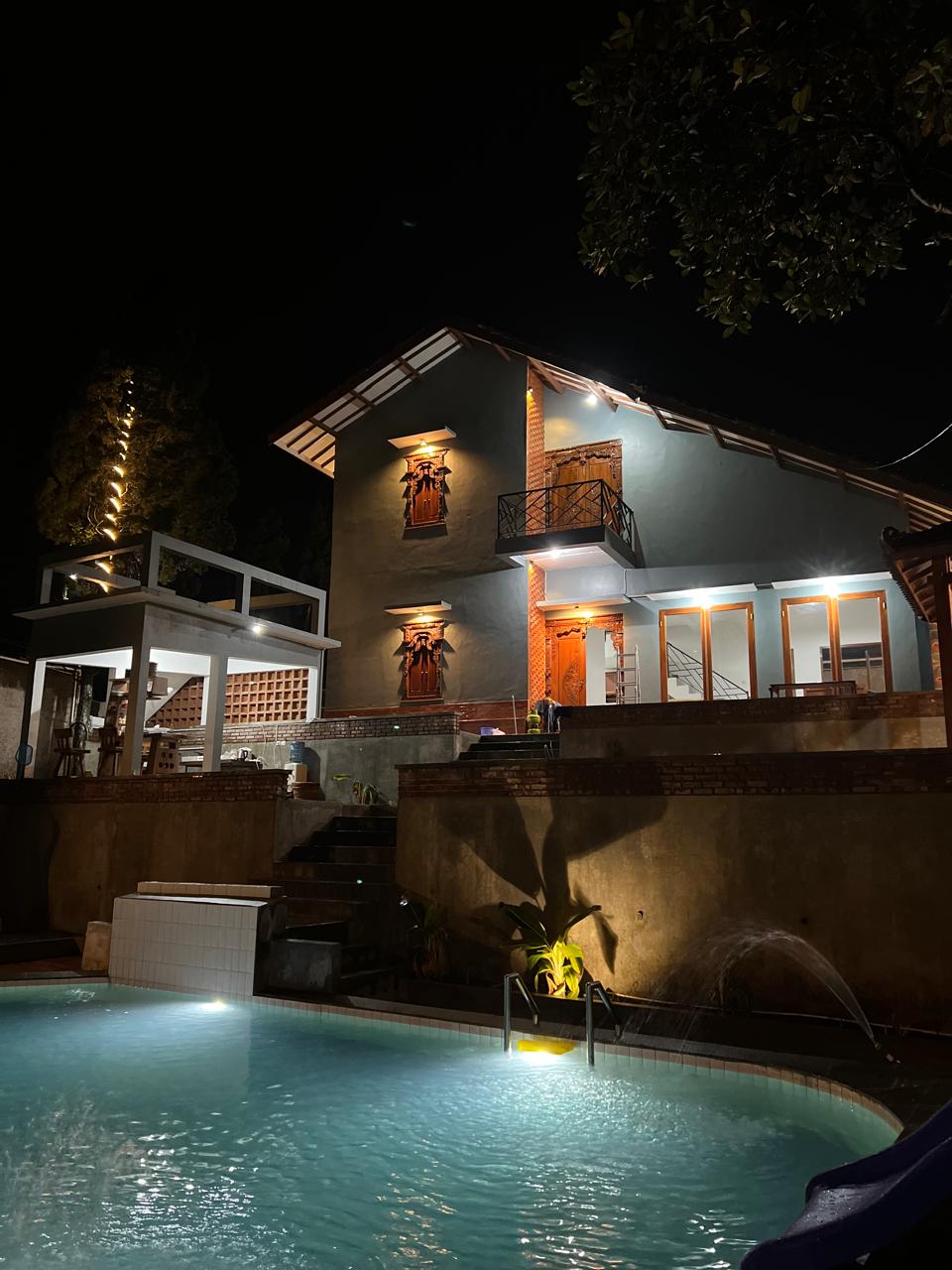 Kolam renang & bangunan villa di malam hari