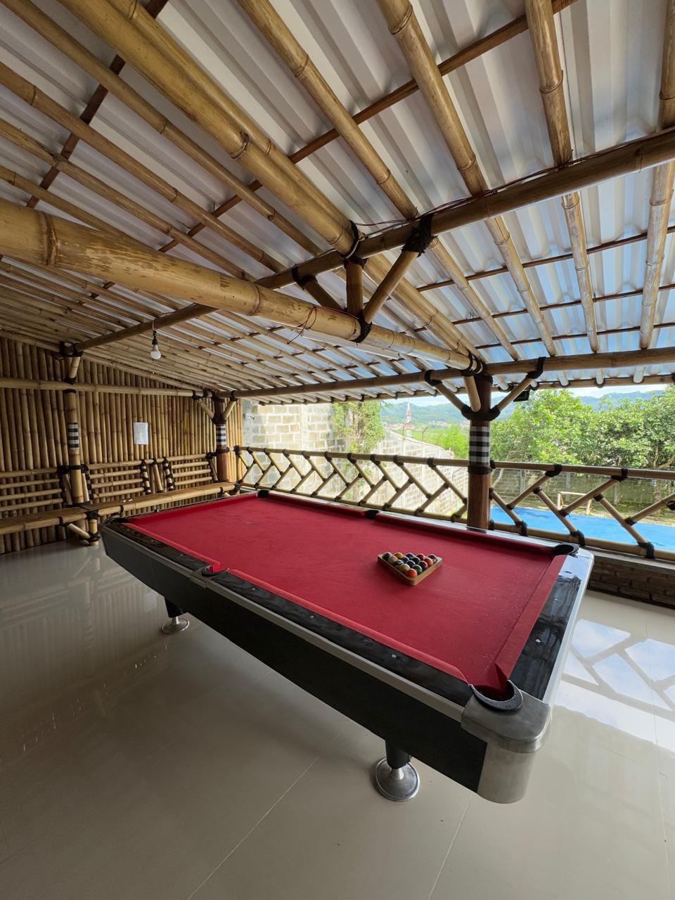 Area billiard beratap bambu dengan view terbuka