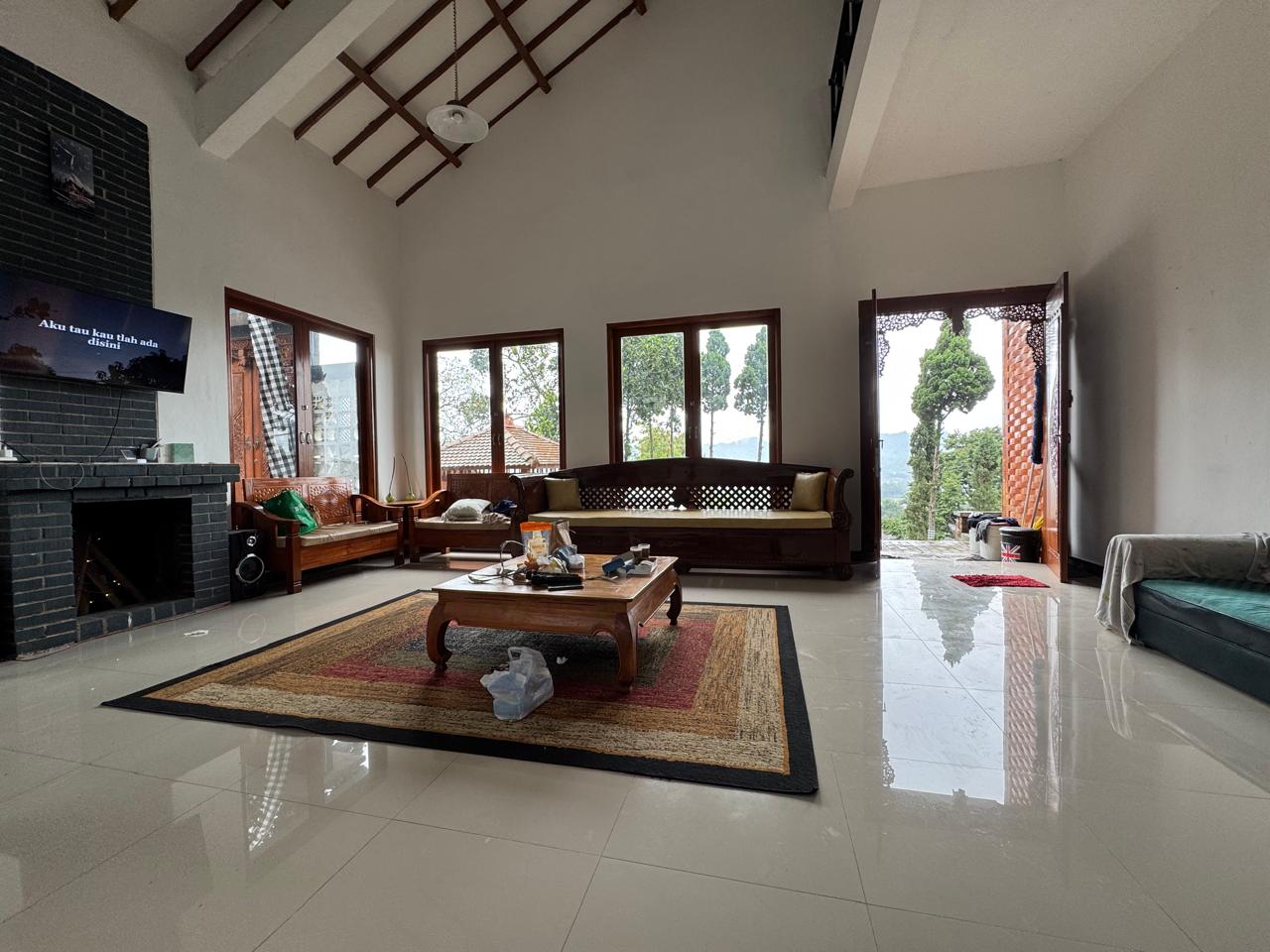 Ruang keluarga villa inti dengan perapian